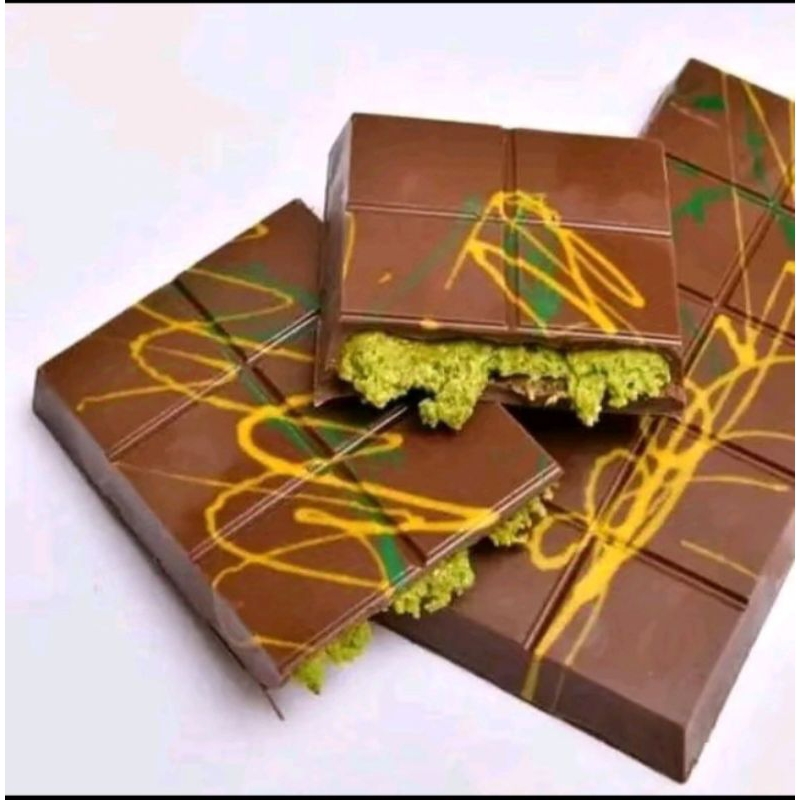 

Gooku 28 Store Dessert Coklat Dubai "Pistachio Kunafe" Berat 270 Gr ,Size 16X8 Cm ,Food Chocolate