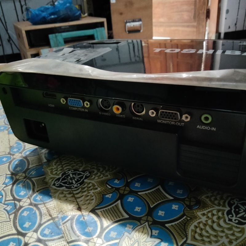 PROYEKTOR ( BEKAS SEPERTI BARU ) TOSHIBA NPS15A