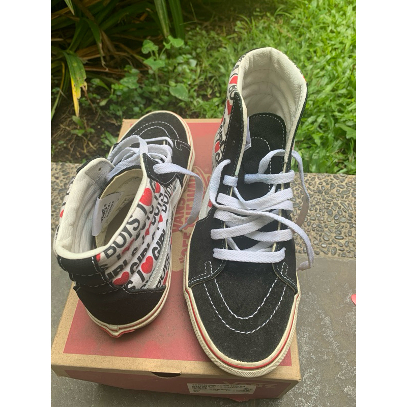 Sepatu Sneakers Hitam Putih