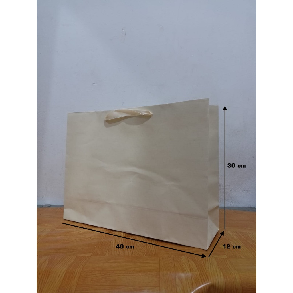 

PaperBag - Warna Cream (Bahan Hawai -210 gr ) - 40cm x 12cm x 30cm