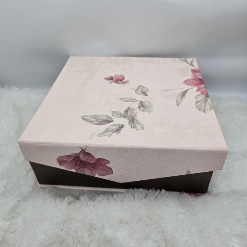 

Box MD 22x22x8cm wallpaper flower / kotak kue lapis legit magnet dasi / bingkisan idul fitri