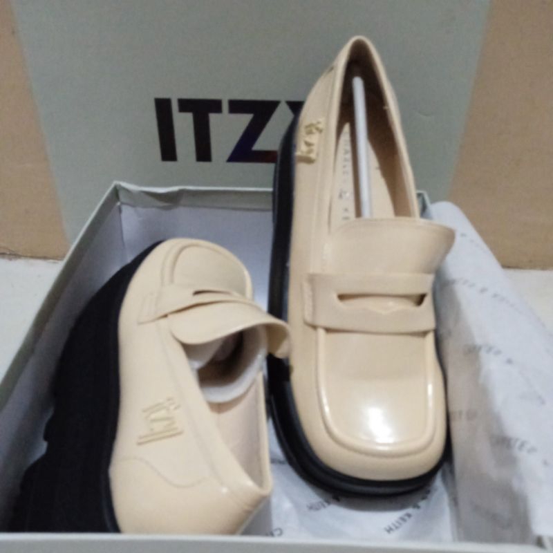 Charles and Keith x Itzy