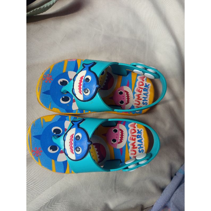preloved sandal bayi baby shark