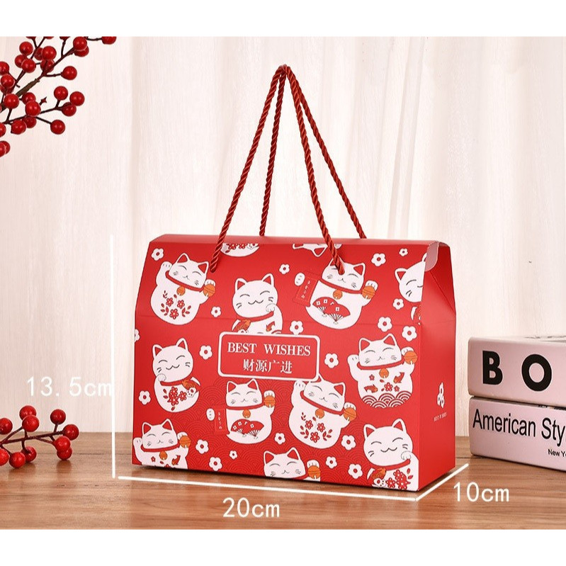 

Tas Hampers Imlek Motif Hoki Cat Kucing Keberuntungan Warna Merah Kotak Bingkisan Hadiah Ukuran 20x13.5x10 Cm