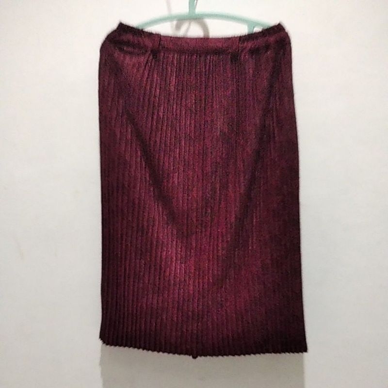 Preloved Rok Merah Maroon Plisket.