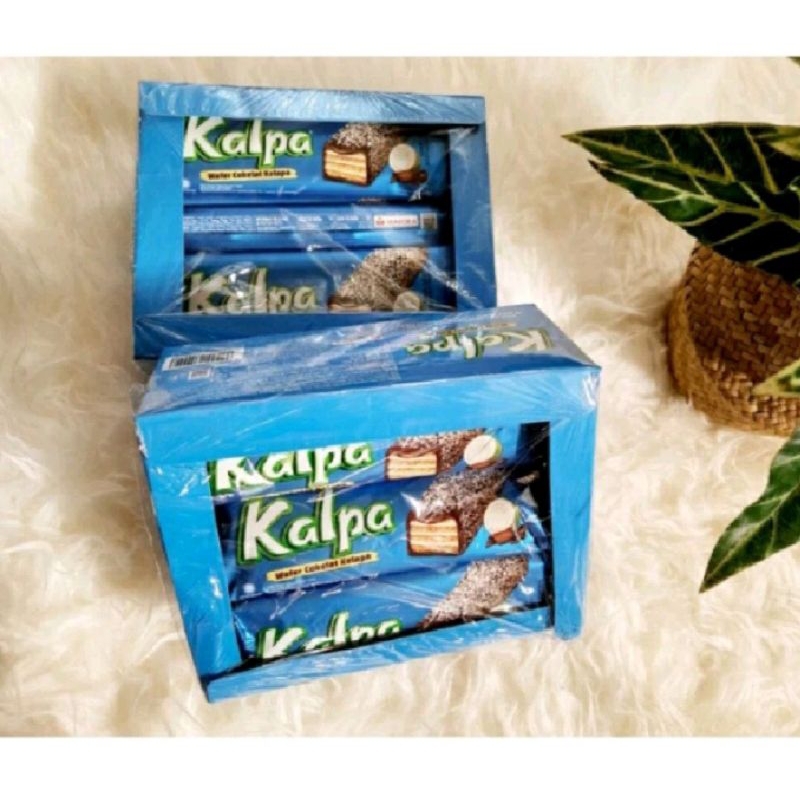 

( PerBox isi 12 ) Kalpa wafer coklat dengan taburan kalapa isi 12 pcs / 22 gram