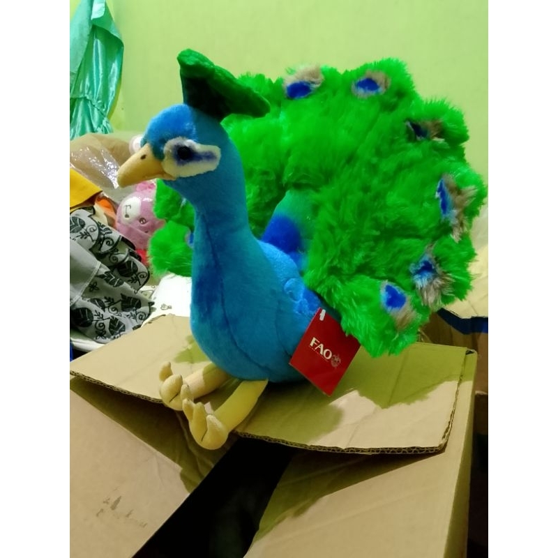 boneka mirip merak