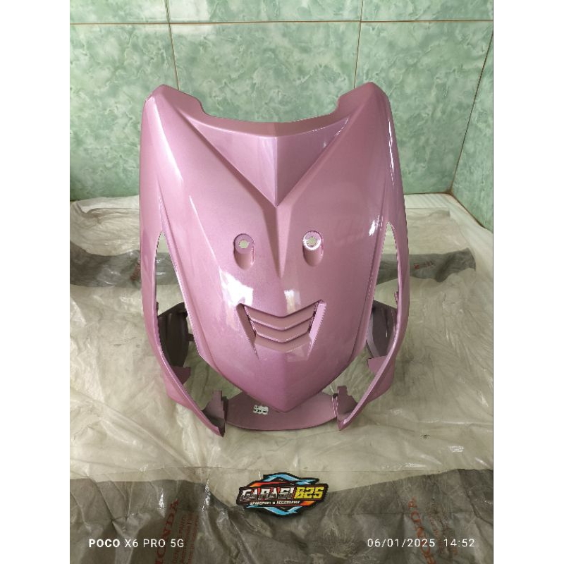 64301-KVY-960PPM tameng panel dasi dada depan beat karbu pink ping original AHM