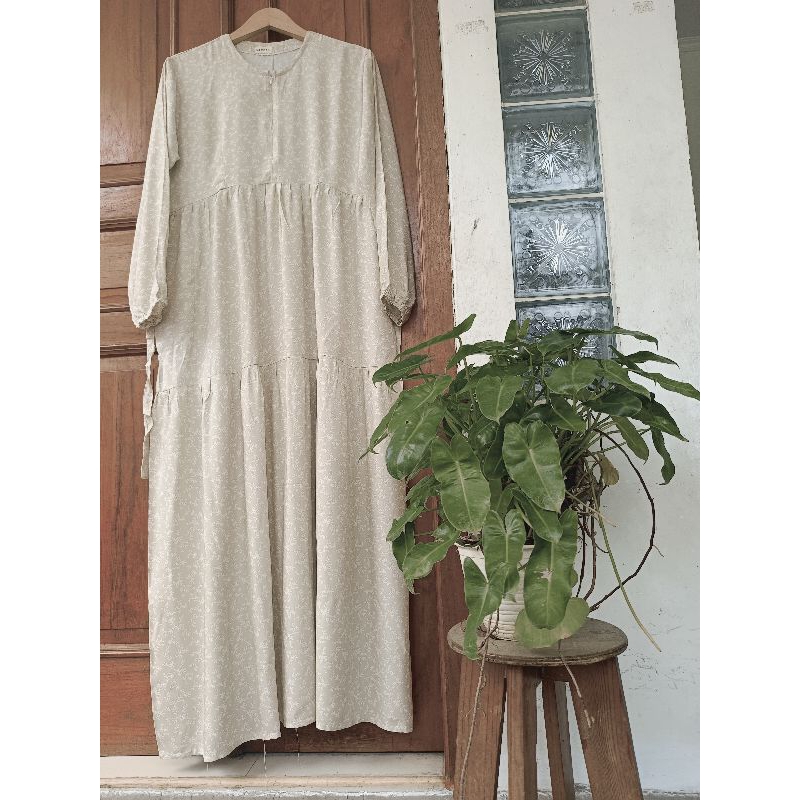 saveta dress bunga padi rampel beige