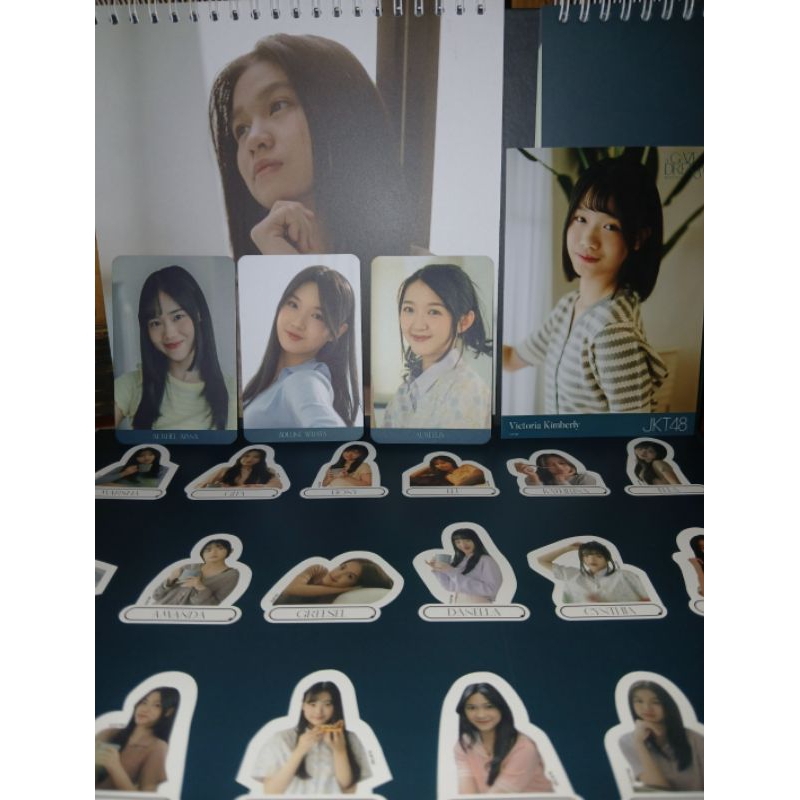 

MERCHANDISE JKT48 2025 KALENDER "A Gaze Of Dream" Official | Merch Calender 2025 jkt48 OFFICIAL -HEARTENING-