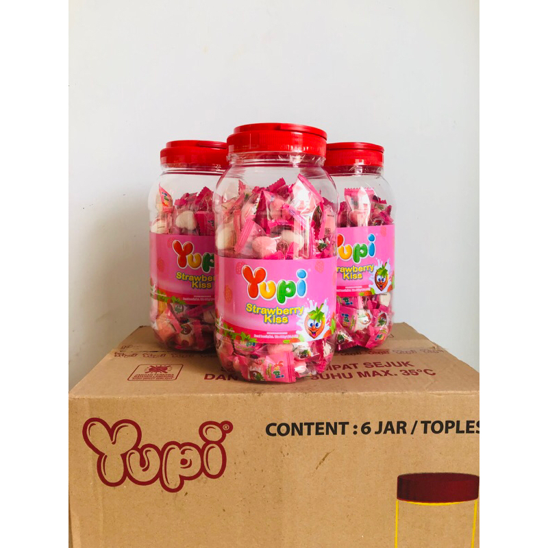 

Yupi Toples Strawberry Kiss 300gram (1 dus isi 6 toples)