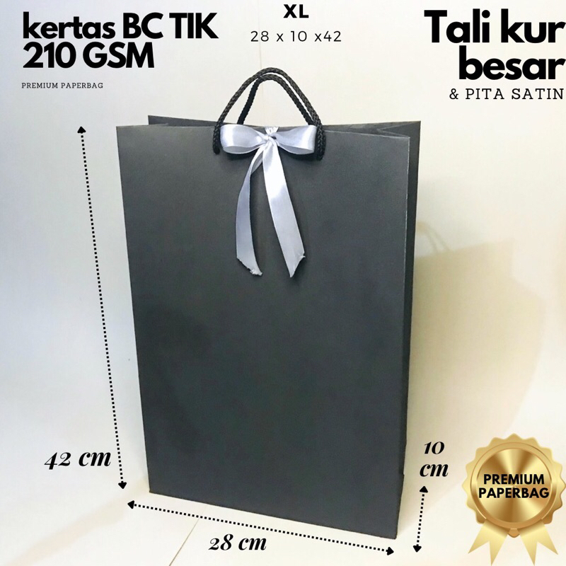 

Paperbag Premium Hitam Uk XL dan pita silver,Tas Kado,Hampers untuk Hadiah Spesial dan Acara Penting