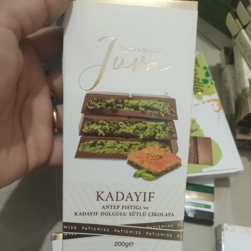 

coklat Dubai coklat dengan kunefe dan pistachio