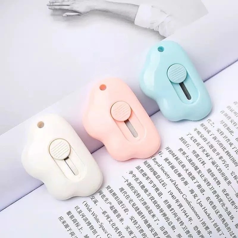 

Hand Cutter Mini Pisau Kecil Pemotong Kertas Motif Awan Cute Travel Size