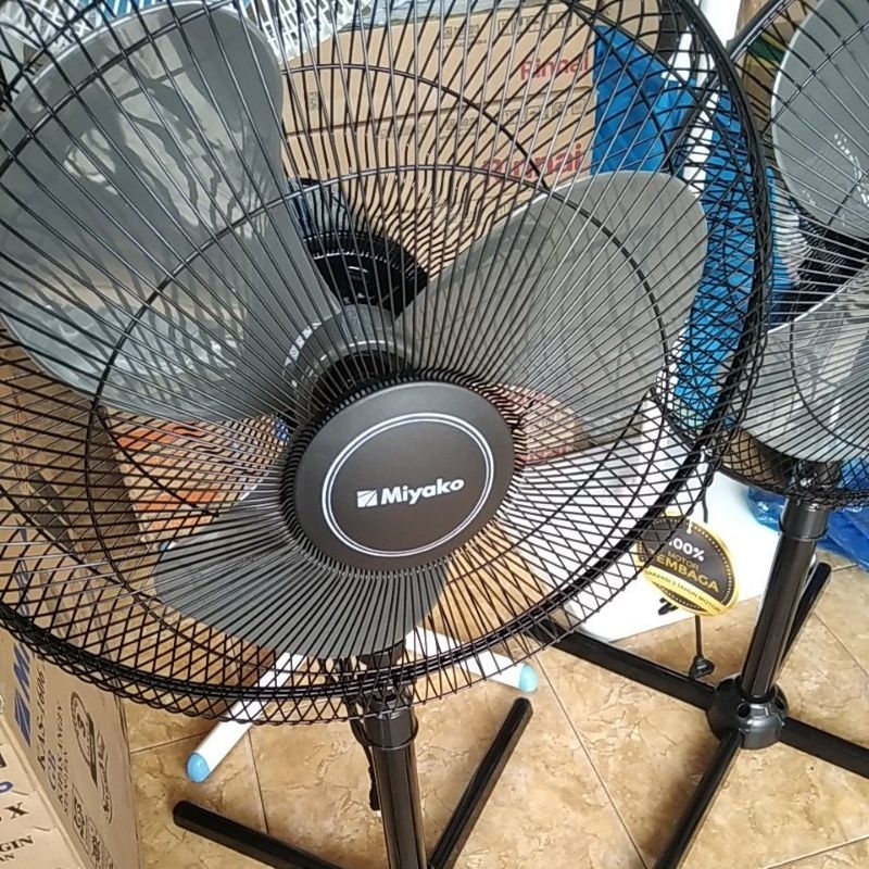 Kipas Angin Berdiri Miyako KAS1606XGB 16 Inch Putih dengan Aksen Abu-Abu