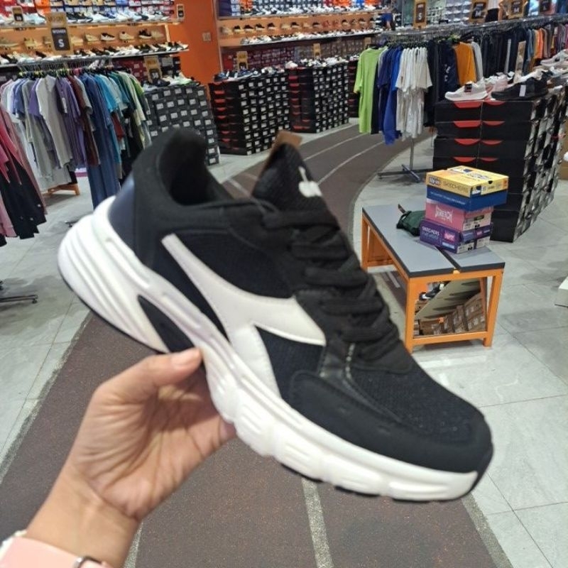 sepatu pria diadora kaisar - hitam. diadora sneakers black