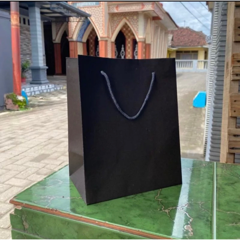 

(Paket 12pcs) Paperbag Polos Hitam Ukuran 18x12x22 |Tas Kertas |Tas Kado |Tas Souvenir |Paperbag Termurah!!
