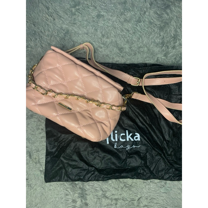 Preloved tas flicka
