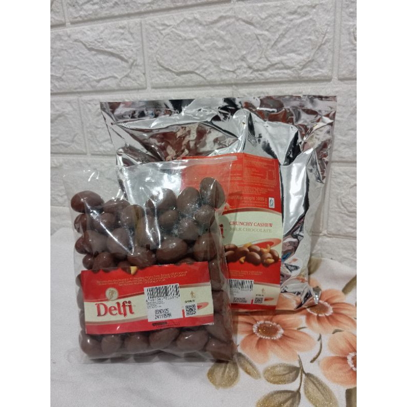 

cokelat delfi almond dan cashew