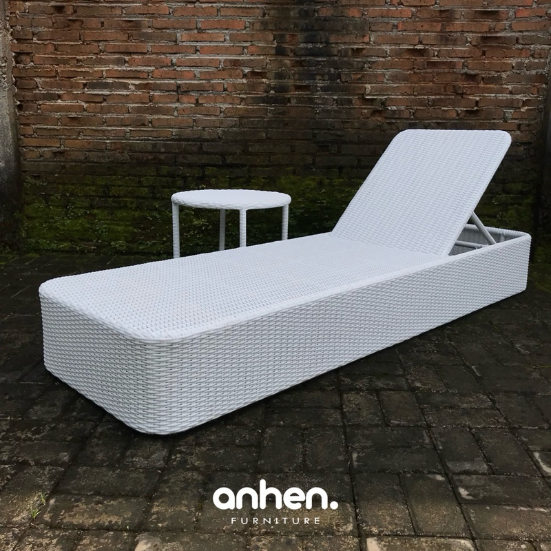 Sun Lounger Rotan Sintetis  / Kursi Berjemur Rotan Sintetis / Kursi Pinggir Kolam Renang