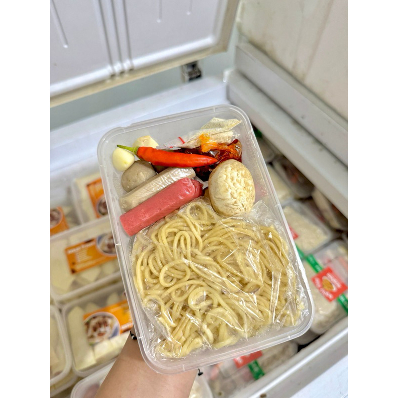 

Spaghetti Oglio Porsi Kenyang bisa buat 2 orang. Topping lengkap ya ada bakso, jamur, sosis, rawit, dll