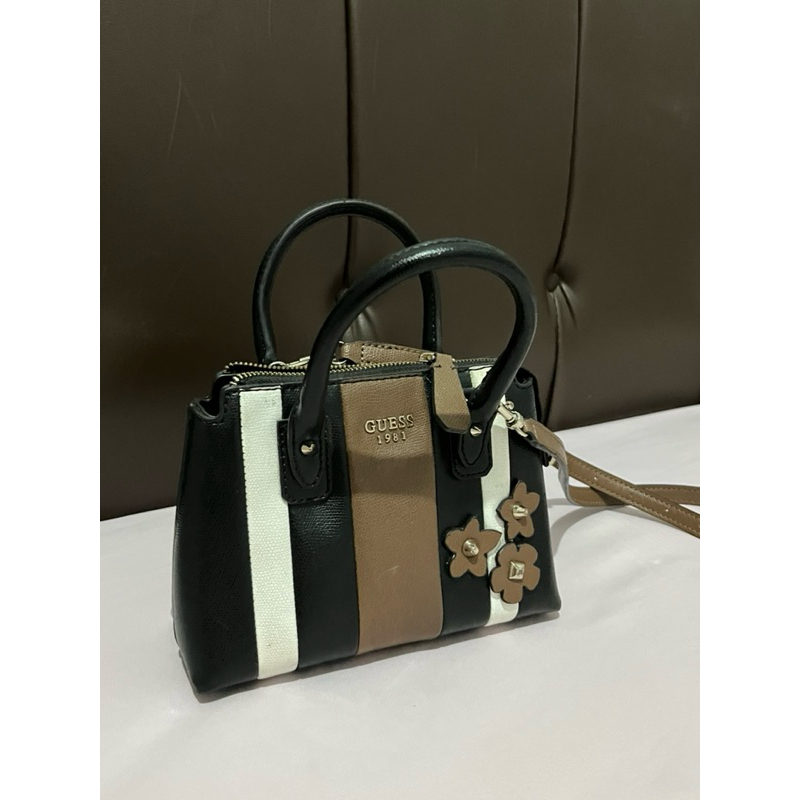 PRELOVED TAS SELEMPANG/SLING BAG GUESS KULIT ORIGINAL STORE GAK BELI DI ONLINE