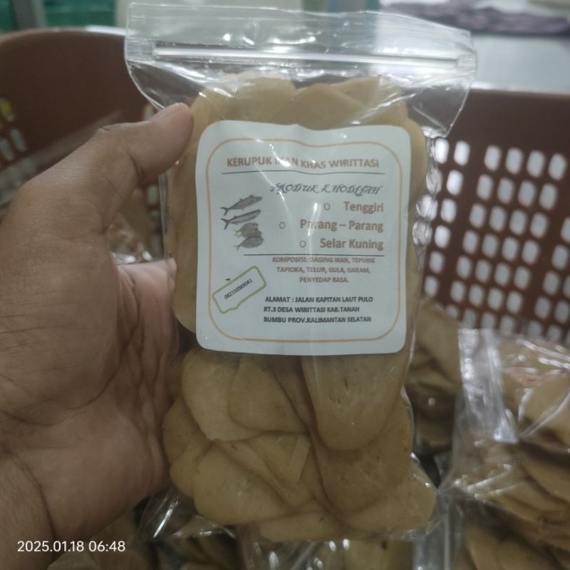 

kerupuk ikan selar atau biji nangka atau bau - bau siap goreng di jamin enak tanpa pengawet dan pemanis buatan teman makan lauk makan rasa di jamin full daging ya guys..