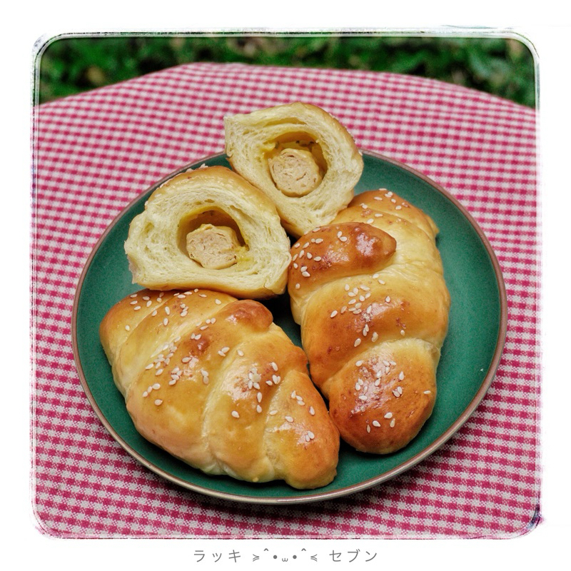 

Cheese Sausage Garlic Bun • Roti Bun Jepang isi Sosis Keju