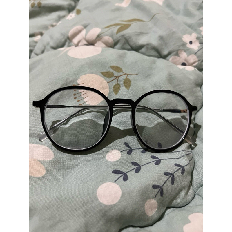 Kaca mata bulat hitam