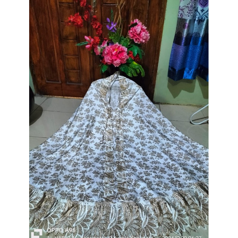 Mukena putih motif bunga emas dengan renda