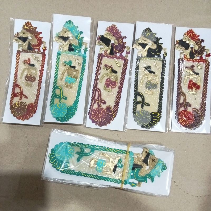 

souvenir pembatas buku wayang