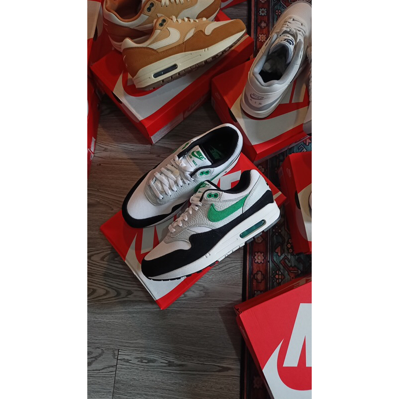 NIKE AIRMAX 1 WHITE STADIUM  GREEN PLATINUM BLACK.