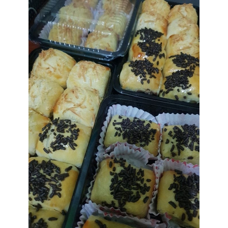 

pisang bolen isi 10 - bollen pisang keju coklat