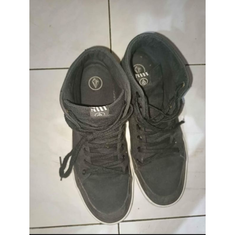 sepatu volcom
