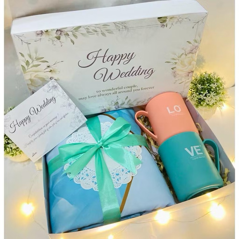 Hampers Sprei dan Mug Couple / Hampers Wedding