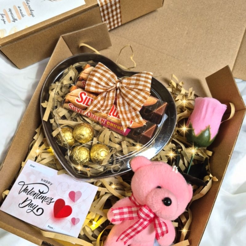 

Hampers Snack Box Cokelat Kado Ulang Tahun Wisuda Hadiah Pacar Gift Box Buket Murah Jajan Skripsi Sempro Valentine Hari Guru Hari Ibu Anniversary Cewek Cowok Set Kado Murah Unik Bermanfaat