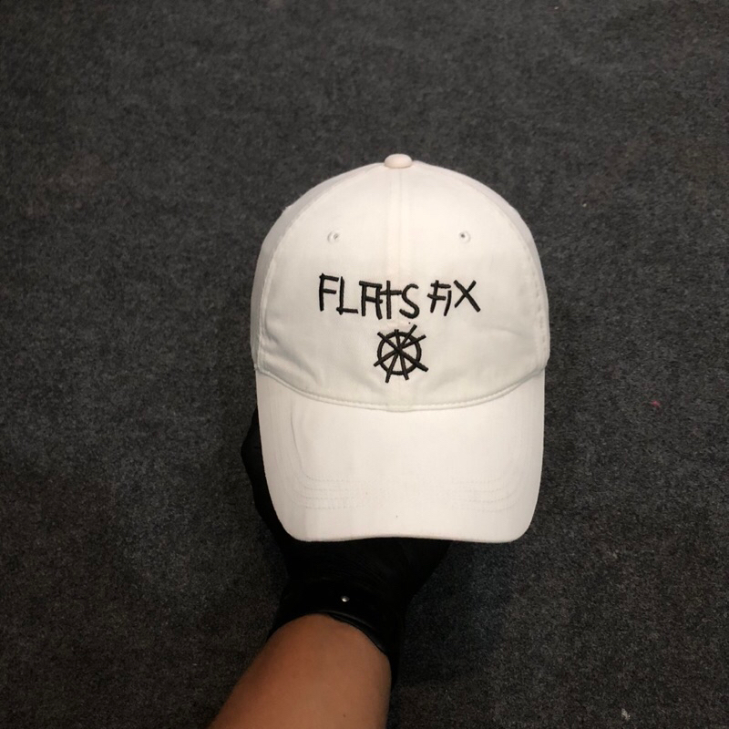 topi uniqlo x jean michel basquiat Jmb second original putih bersih