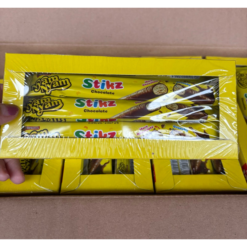 

agen distributor makanan ringan snack cemilan anak ultah biskuit wafer nyam nyam stikz chocolate crunchy pack box isi 12 stik lapis cokelat murah