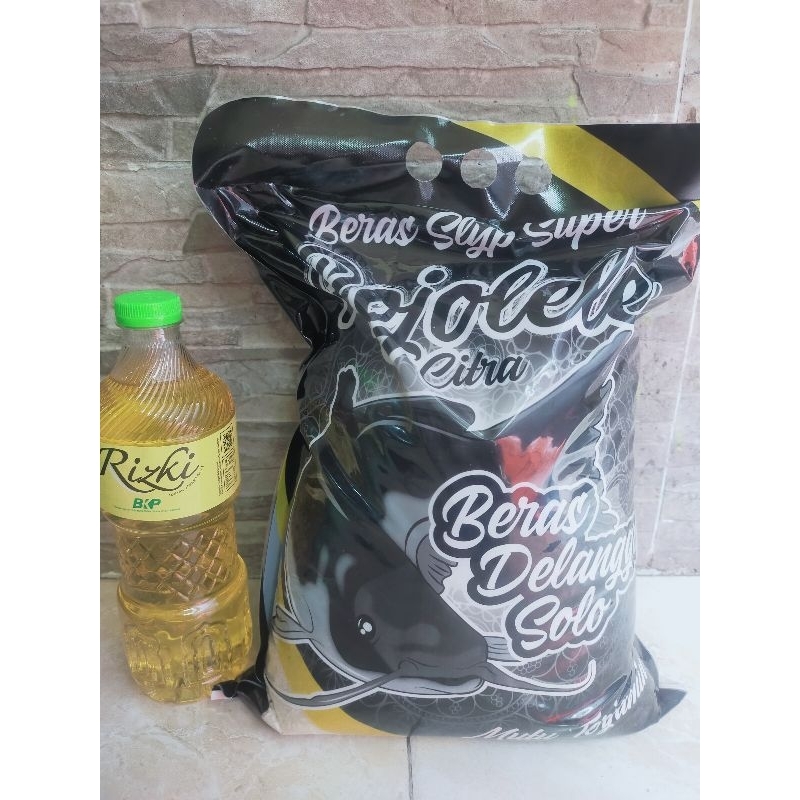 

paket beras 3.8kg + minyak goreng 800ml botol