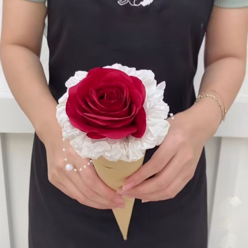 

Buket single mawar wrapping dengan cone ice cream tambah tali mutiara