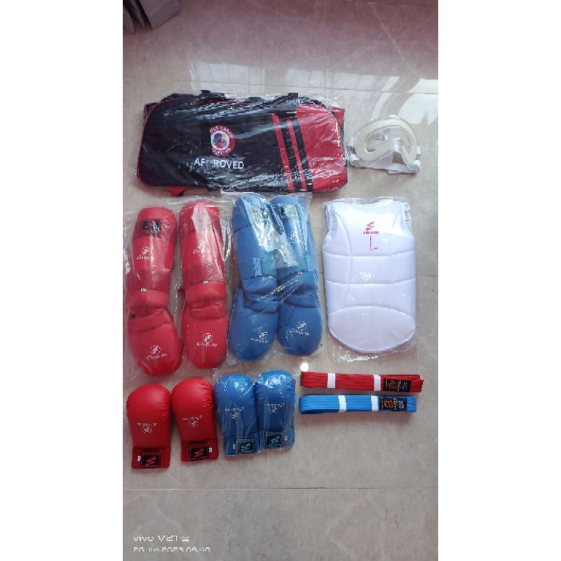 Satu set  peralatan karate kumite Sierido