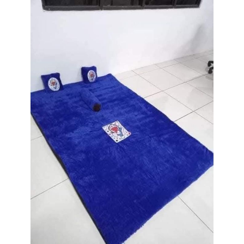 karpet karakter / karpet bulu lembut / free 2 bantal dan 1 guling