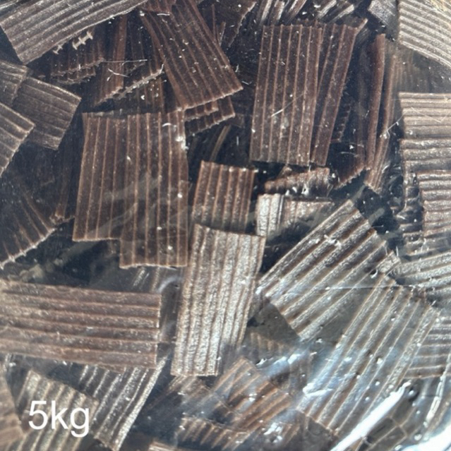

Kerupuk Jengkol Sisir / Asbes Hitam / Lapis Hitam Kotak 5kg [mentah]