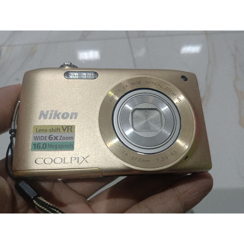 Nikon Coolpix Lens-Shift VR Wide 6x Zoom 16.0 Megapixels