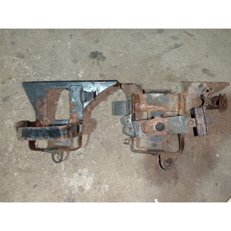 TEMPAT AKI GL100/GL125 ORIGINAL,BREKET AKI GL100/GL125 ORIGINAL