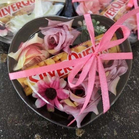 

Gift Box Coklat SilverQueen Bentuk Hati dengan Dekorasi Bunga & Pita Cantik