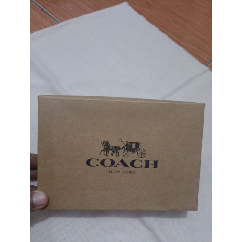 

kotak brand COACH, ukuran 17 x 11x4, goodcon, like new, no minus