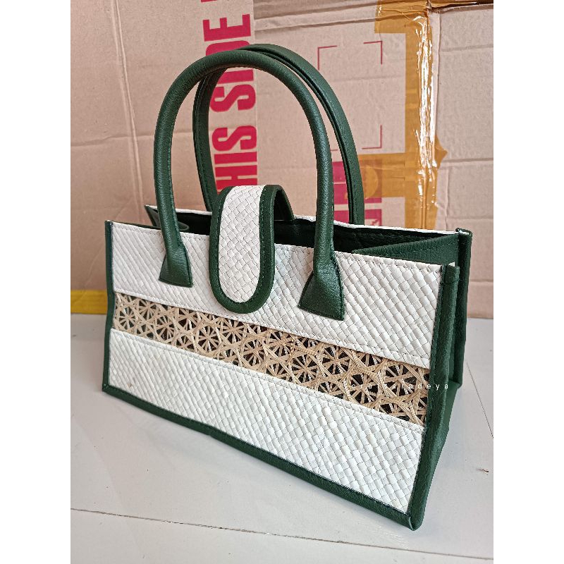 

RB TAS MIKA 30x15x15 Anyaman Tutup Lidah / Tas Hamper Toples Lebaran Natal Imlek