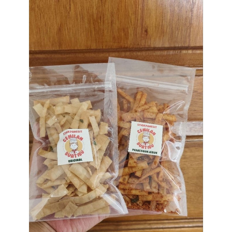 

Stick pangsit Pedas Daun Jeruk dan Original rasa bawang