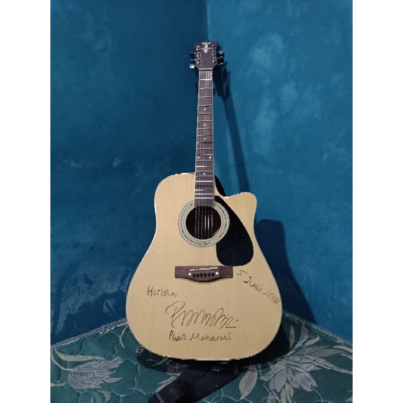 Gitar Yamaha FG-3050 Bertanda tangan Puan Maharani